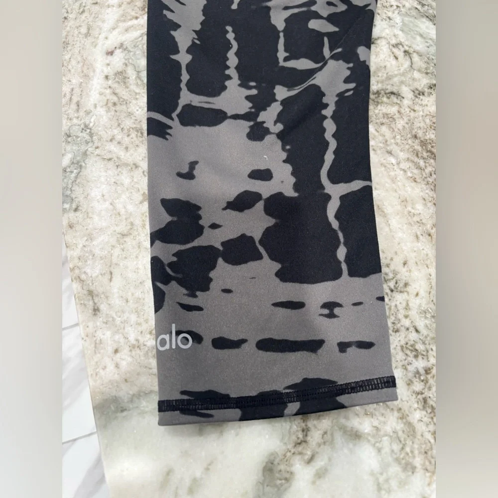 ALO Yoga, gray and black tie dye cropped high waisted leggings size XS